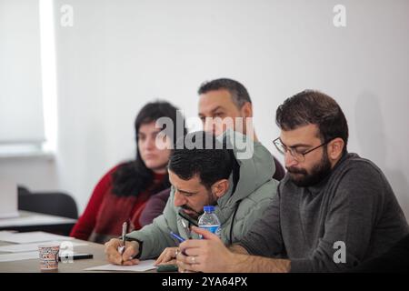 Gaziantep, Turkiye. 13 décembre 2023. D'anciens détenus dans les prisons du gouvernement syrien, des membres des familles des détenus, ainsi que des représentants des organisations syriennes de défense des droits de l'homme et des comités concernés par la question des détenus dans les prisons syriennes, assistent à un lancement de livre à Gaziantep. Le livre en arabe intitulé "le récit des arrestations et des disparitions forcées dans les prisons du régime syrien" a été publié lors de l'événement organisé par le Centre de guérison et de plaidoyer Amal à Gaziantep, Turkiye Banque D'Images