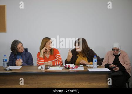 Gaziantep, Turkiye. 13 décembre 2023. D'anciens détenus dans les prisons du gouvernement syrien, des membres des familles des détenus, ainsi que des représentants des organisations syriennes de défense des droits de l'homme et des comités concernés par la question des détenus dans les prisons syriennes, assistent à un lancement de livre à Gaziantep. Le livre en arabe intitulé "le récit des arrestations et des disparitions forcées dans les prisons du régime syrien" a été publié lors de l'événement organisé par le Centre de guérison et de plaidoyer Amal à Gaziantep, Turkiye Banque D'Images