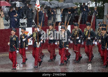 Madrid, Espagne. 12 octobre 2024. Comme chaque 12 octobre, un nouveau défilé a eu lieu ce matin à Madrid, sous une pluie torrentielle, pour célébrer la fête nationale espagnole. Le défilé était dirigé par le roi Felipe VI, la reine Letizia et la princesse Leonor. Crédit : D. Canales Carvajal/Alamy Live News Banque D'Images