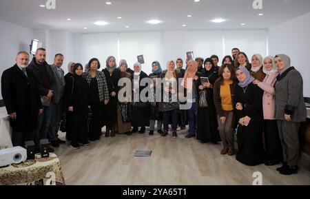 Gaziantep, Turkiye. 13 décembre 2023. D'anciens détenus dans les prisons du gouvernement syrien, des membres des familles des détenus, ainsi que des représentants des organisations syriennes de défense des droits de l'homme et des comités concernés par la question des détenus dans les prisons syriennes, assistent à un lancement de livre à Gaziantep. Le livre en arabe intitulé "le récit des arrestations et des disparitions forcées dans les prisons du régime syrien" a été publié lors de l'événement organisé par le Centre de guérison et de plaidoyer Amal à Gaziantep, Turkiye Banque D'Images