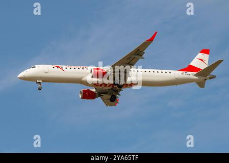 SAINT-PÉTERSBOURG, RUSSIE - 08 MAI 2018 : Embraer ERJ-195LR (OE-LWM) d'Austrian Airlines avant d'atterrir par une journée ensoleillée Banque D'Images