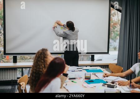 Étudiants participant attentivement à une leçon interactive en classe Banque D'Images