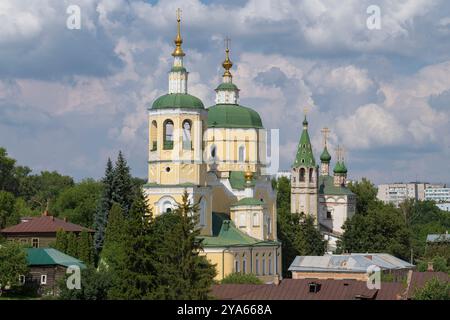 L'ancienne église d'Elijah le Prophète et l'église de la Trinité dans le paysage urbain un jour de juillet. Serpukhov, région de Moscou. Russie Banque D'Images