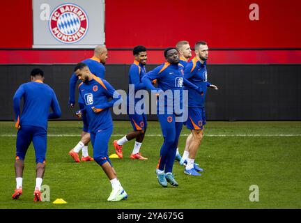 MUNCHEN - Cody Gakpo, Donyell Malen, Ian Maatsen, Brian Brobbey, Matthijs de Ligt et Stefan de Vrij lors de la séance d'entraînement avant le match de l'UEFA Nations League contre l'Allemagne au campus du FC Bayern, le 12 octobre 2024 à Munich, Allemagne. ANP KOEN VAN WEEL Banque D'Images