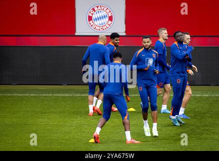 MUNCHEN - Ian Maatsen, Cody Gakpo, Matthijs de Ligt, Brian Brobbey et Stefan de Vrij lors de la séance d'entraînement avant le match de l'UEFA Nations League contre l'Allemagne au campus du FC Bayern, le 12 octobre 2024 à Munich, en Allemagne. ANP KOEN VAN WEEL Banque D'Images