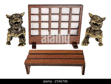 Foo chiens avec cloison en bois pour séparer une pièce et un banc horizontal Banque D'Images