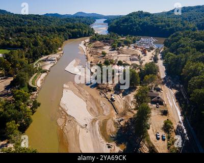 Chimney Rock, États-Unis. 10 octobre 2024. Les équipes de construction enlèvent les débris de ce qui était autrefois le centre-ville le long de la rivière Broad à la suite des inondations causées par l'ouragan Helene, le 10 octobre 2024 à Chimney Rock, Caroline du Nord. Crédit : Michel Sauret/É.-U. Army corps of Engineers/Alamy Live News Banque D'Images