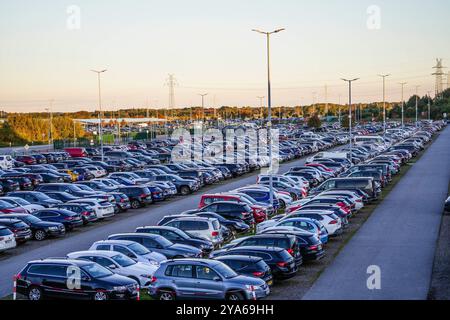 Norden, Frise orientale, Allemagne. Parc surpeuplé et parking de manège au ferry pour North Sea Island Norderney. 4 octobre 2024 Banque D'Images