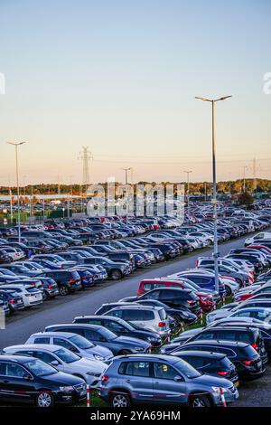 Norden, Frise orientale, Allemagne. Parc surpeuplé et parking de manège au ferry pour North Sea Island Norderney. 4 octobre 2024 Banque D'Images