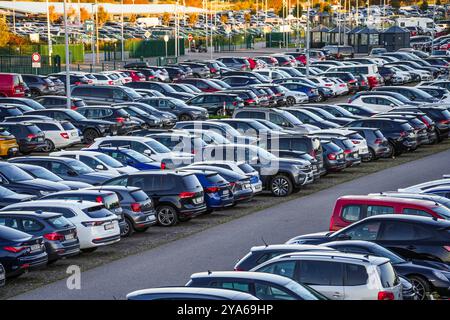 Norden, Frise orientale, Allemagne. Parc surpeuplé et parking de manège au ferry pour North Sea Island Norderney. 4 octobre 2024 Banque D'Images