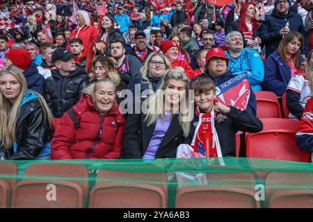 Manchester, Royaume-Uni. 12 octobre 2024. Les fans de Hull KR arrivent lors du match de finale de Betfred Super League Warriors vs Hull KR à Old Trafford, Manchester, Royaume-Uni, le 12 octobre 2024 (photo par Mark Cosgrove/News images) à Manchester, Royaume-Uni, le 10/12/2024. (Photo de Mark Cosgrove/News images/SIPA USA) crédit : SIPA USA/Alamy Live News Banque D'Images