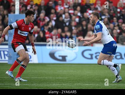 Kingsholm Stadium, Gloucester, Gloucestershire, Royaume-Uni. 12 octobre 2024. Gallagher Premiership Rugby, Gloucester versus Bath Rugby ; Finn Russell de Bath passes Credit : action plus Sports/Alamy Live News Banque D'Images