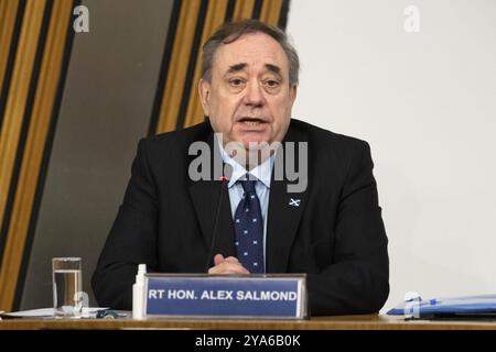 Photo du dossier datée du 26/02/21 d'Alex Salmond fait sa déclaration d'ouverture à la Commission du harcèlement du Parlement écossais, qui examine le traitement des allégations de harcèlement de lui, à Holyrood à Édimbourg. L'ancien premier ministre écossais et actuel chef du Parti ALBA est décédé à l'âge de 69 ans. Date d'émission : samedi 12 octobre 2024. Banque D'Images