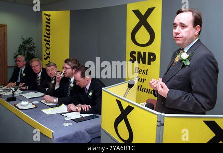 Photo du dossier datée du 02/05/97 d'Alex Salmond lors d'une conférence de presse suite à la victoire du SNP hier soir aux élections générales. L'ancien premier ministre écossais et actuel chef du Parti ALBA est décédé à l'âge de 69 ans. Date d'émission : samedi 12 octobre 2024. Banque D'Images