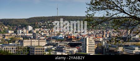 Stuttgart, Bade-Württemberg, Allemagne 04-11-24 vue panoramique du centre-ville et Stuttgarter Fernsehturm (ENG : Stuttgart TV Tower) en arrière-plan Banque D'Images