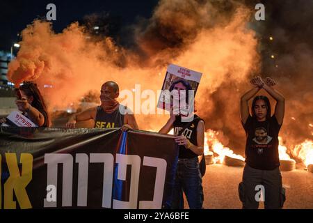 Tel Aviv, Israël. 12 octobre 2024. Les familles et les partisans des otages israéliens pris par le Hamas bloquent la route principale à tel Aviv lors de la fête juive de Yom Kippour. Crédit : Ilia Yefimovich/dpa/Alamy Live News Banque D'Images