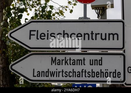 Tag der offenen tuer am Nuernberger Grossmarkt zum 65-jaehrigen Jubilaeum, 12.10.2024 Das Bild zeigt zwei Wegweiser, die auf das Fleischcentrum sowie das Marktamt und die Landwirtschaftsbehoerde hinweisen. Nuernberg Gaismannshof Bayern Deutschland *** Journée portes ouvertes au marché de gros de Nuremberg pour le 65e anniversaire, 12 10 2024 la photo montre deux panneaux indiquant le centre de viande ainsi que le bureau du marché et l'autorité agricole Nuremberg Gaismannshof Bavière Allemagne 20241012-6V2A9612-M4000 Banque D'Images