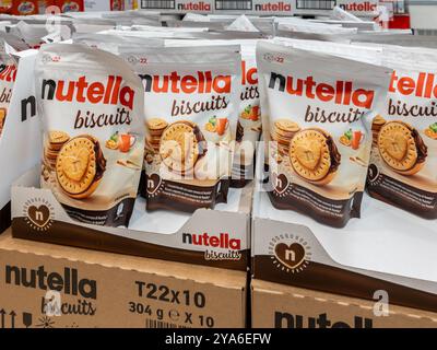 Italie - 12 octobre 2024 : biscuits Ferrero Nutella dans des emballages affichés dans l'allée du supermarché italien, biscuits fourrés de crème de Nutella au chocolat Banque D'Images