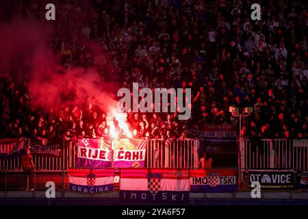 Zagreb, Croatie. 12 octobre 2024. Les supporters croates sont vus avec des fusées éclairantes lors du match de l'UEFA Nations League 2024/25 League A Group A1 entre la Croatie et l'Écosse au stade Maksimir le 12 octobre 2024 à Zagreb, en Croatie. Photo : Goran Stanzl/Pixsell crédit : Pixsell/Alamy Live News Banque D'Images