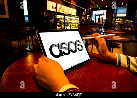 Dans cette illustration photo, un logo ASOS est affiché sur l'écran d'un iPad. Banque D'Images