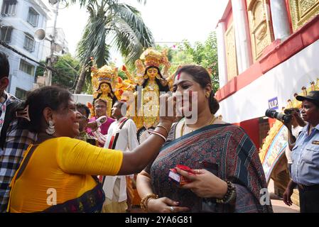 Kolkata, Inde. 12 octobre 2024. Les femmes marrées indiennes appliquent 'Sindur', ou poudre de vermillon, les unes sur les autres après avoir adoré une idole d'une déesse hindoue lors de l'immersion de la déesse Durga dans le fleuve Gange, ce qui marque la fin du festival Hindou Durga Puja. Le festival Durga Puja est le plus grand événement religieux pour les hindous bengalis, croyez que la déesse Durga symbolise le pouvoir et le triomphe du bien sur le mal. Le 12 octobre 2024 à Kolkata, Inde. (Photo de Dipa Chakraborty/ crédit : Eyepix Group/Alamy Live News Banque D'Images