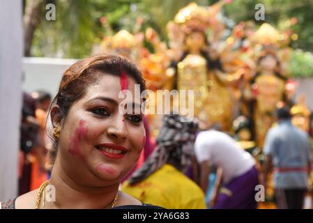 Kolkata, Inde. 12 octobre 2024. Les femmes marrées indiennes appliquent 'Sindur', ou poudre de vermillon, les unes sur les autres après avoir adoré une idole d'une déesse hindoue lors de l'immersion de la déesse Durga dans le fleuve Gange, ce qui marque la fin du festival Hindou Durga Puja. Le festival Durga Puja est le plus grand événement religieux pour les hindous bengalis, croyez que la déesse Durga symbolise le pouvoir et le triomphe du bien sur le mal. Le 12 octobre 2024 à Kolkata, Inde. (Photo de Dipa Chakraborty/ crédit : Eyepix Group/Alamy Live News Banque D'Images