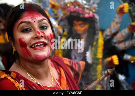 Kolkata, Inde. 12 octobre 2024. Les femmes marrées indiennes appliquent 'Sindur', ou poudre de vermillon, les unes sur les autres après avoir adoré une idole d'une déesse hindoue lors de l'immersion de la déesse Durga dans le fleuve Gange, ce qui marque la fin du festival Hindou Durga Puja. Le festival Durga Puja est le plus grand événement religieux pour les hindous bengalis, croyez que la déesse Durga symbolise le pouvoir et le triomphe du bien sur le mal. Le 12 octobre 2024 à Kolkata, Inde. (Photo de Dipa Chakraborty/ crédit : Eyepix Group/Alamy Live News Banque D'Images