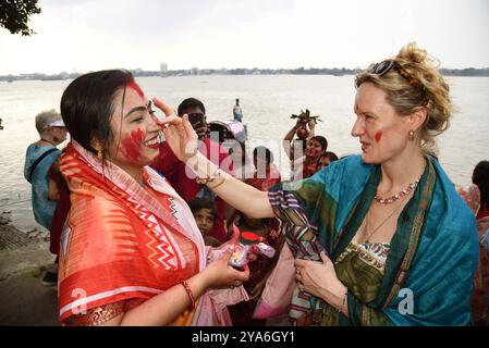 Kolkata, Inde. 12 octobre 2024. Les femmes marrées indiennes appliquent 'Sindur', ou poudre de vermillon, les unes sur les autres après avoir adoré une idole d'une déesse hindoue lors de l'immersion de la déesse Durga dans le fleuve Gange, ce qui marque la fin du festival Hindou Durga Puja. Le festival Durga Puja est le plus grand événement religieux pour les hindous bengalis, croyez que la déesse Durga symbolise le pouvoir et le triomphe du bien sur le mal. Le 12 octobre 2024 à Kolkata, Inde. (Photo de Dipa Chakraborty/ Eyepix Group/SIPA USA) crédit : SIPA USA/Alamy Live News Banque D'Images