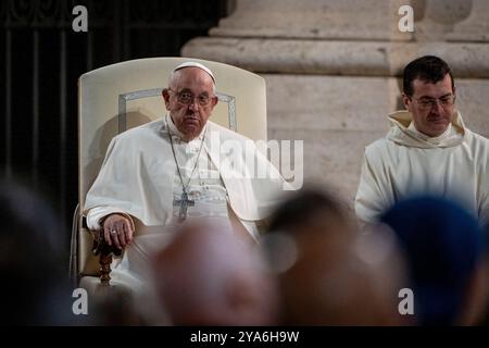 Vatican, Vatican. 11 octobre 2024. Le pape François assiste à une prière de veillée œcuménique avec des pères synodaux et des chefs chrétiens de différentes confessions sur la place Protomartyrs adjacente à la basilique de Pierre. (Photo de Stefano Costantino/SOPA images/Sipa USA) crédit : Sipa USA/Alamy Live News Banque D'Images