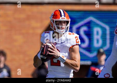 Winston-Salem, Caroline du Nord, États-Unis. 12 octobre 2024. Le quarterback des Tigers de Clemson, Cade Klubnik (2), affronte les Deacons des démons de Wake Forest lors de la première moitié du match de football de l'ACC au stade Allegacy de Winston-Salem, Caroline du Nord. (Scott Kinser/CSM). Crédit : csm/Alamy Live News Banque D'Images