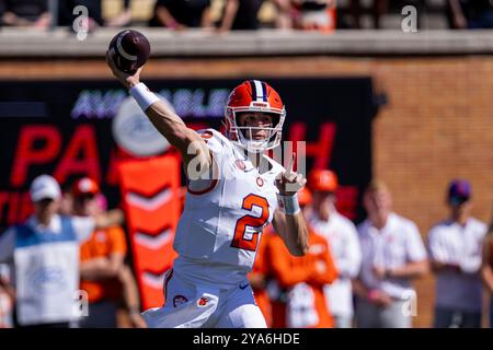 Winston-Salem, Caroline du Nord, États-Unis. 12 octobre 2024. Le quarterback des Tigers de Clemson, Cade Klubnik (2), affronte les Deacons des démons de Wake Forest lors de la première moitié du match de football de l'ACC au stade Allegacy de Winston-Salem, Caroline du Nord. (Scott Kinser/CSM). Crédit : csm/Alamy Live News Banque D'Images