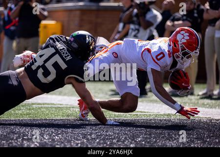 Winston-Salem, Caroline du Nord, États-Unis. 12 octobre 2024. Antonio Williams (0), receveur des Clemson Tigers Wide, marque contre les Demon Deacons de Wake Forest pendant la première moitié du match de football de l'ACC au stade Allegacy de Winston-Salem, Caroline du Nord. (Scott Kinser/CSM). Crédit : csm/Alamy Live News Banque D'Images