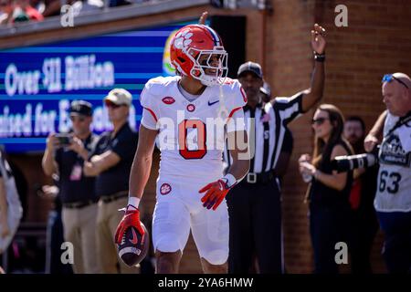 Winston-Salem, Caroline du Nord, États-Unis. 12 octobre 2024. Antonio Williams (0), receveur des Clemson Tigers Wide, marque contre les Demon Deacons de Wake Forest pendant la première moitié du match de football de l'ACC au stade Allegacy de Winston-Salem, Caroline du Nord. (Scott Kinser/CSM). Crédit : csm/Alamy Live News Banque D'Images