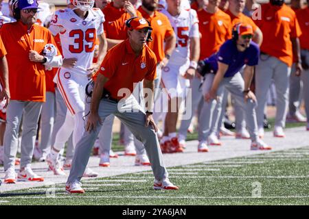 Winston-Salem, Caroline du Nord, États-Unis. 12 octobre 2024. L'entraîneur-chef des Clemson Tigers, Dabo Swinney, regarde son équipe contre les Demon Deacons de Wake Forest pendant la première moitié du match de football de l'ACC au stade Allegacy de Winston-Salem, Caroline du Nord. (Scott Kinser/CSM). Crédit : csm/Alamy Live News Banque D'Images