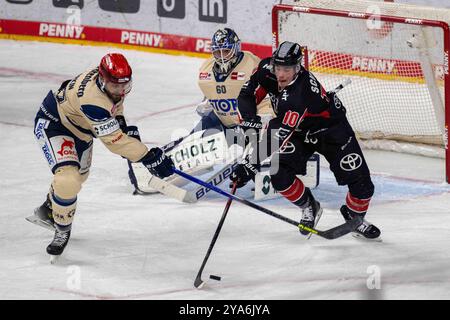 C Thomas Larkin Schwenninger Wild Wings, SWW Justin Schuetz Koelner haie, KEC Torhueter Joacim Eriksson Schwenninger Wild Wings, SWW im Kampf um den Puck waehrend des Spiels der Penny-DEL zwischen Kölner Haien und Schwenninger Wild Wings in der Lanxess-Arena Am 11. Octobre 2024 à Köln, Deutschland. Foto von Wolfgang Denkinger/DeFodi images C Thomas Larkin Schwenninger Wild Wings, SWW Justin Schuetz Koelner Haie, KEC Torhueter Joacim Eriksson Schwenninger Wild Wings, SWW combat pour la rondelle de hockey lors du match de Penny-DEL entre Kölner Haien et Schwenninger Wild Wings à Lanxess-Arena on Banque D'Images