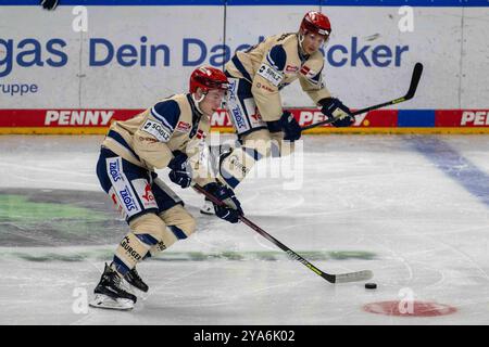 Philip Feist Schwenninger Wild Wings, SWW Boaz Bassen Schwenninger Wild Wings, SWW kontrolliert den Puck, Freisteller waehrend des Spiels der Penny-DEL zwischen Kölner Haien und Schwenninger Wild Wings in der Lanxess-Arena AM 11. Octobre 2024 à Köln, Deutschland. Foto von Wolfgang Denkinger/DeFodi images Philip Feist Schwenninger Wild Wings, SWW Boaz Bassen Schwenninger Wild Wings, SWW contrôle la rondelle de hockey en une seule action lors du match de Penny-DEL entre Kölner Haien et Schwenninger Wild Wings à Lanxess-Arena le 11 octobre 2024 à Düsseldorf, Allemagne. Photo de Wolfgang Denkinger/defo Banque D'Images