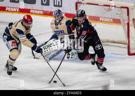 C Thomas Larkin Schwenninger Wild Wings, SWW Justin Schuetz Koelner haie, KEC Torhueter Joacim Eriksson Schwenninger Wild Wings, SWW im Kampf um den Puck waehrend des Spiels der Penny-DEL zwischen Kölner Haien und Schwenninger Wild Wings in der Lanxess-Arena Am 11. Octobre 2024 à Köln, Deutschland. Foto von Wolfgang Denkinger/DeFodi images C Thomas Larkin Schwenninger Wild Wings, SWW Justin Schuetz Koelner Haie, KEC Torhueter Joacim Eriksson Schwenninger Wild Wings, SWW combat pour la rondelle de hockey lors du match de Penny-DEL entre Kölner Haien et Schwenninger Wild Wings à Lanxess-Arena on Banque D'Images