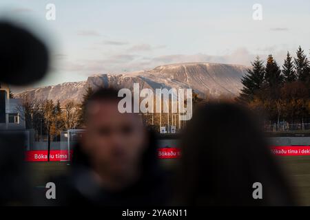 REYKJAVIK, ISLANDE - 11 OCTOBRE 2024 : Craig Bellamy, responsable de l'équipe nationale du pays de Galles, s'adresse à la presse lors de la Ligue des Nations de l'UEFA 2025 Banque D'Images