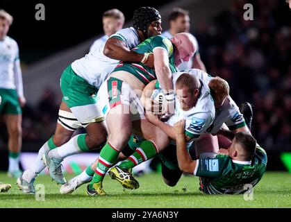 Tom West des Northampton Saints (au centre) est attaqué par Dan Cole des Leicester Tigers (à gauche) et Charlie Clare (à droite) lors du Gallagher Premiership match au Mattioli Woods Welford Road Stadium, Leicester. Date de la photo : samedi 12 octobre 2024. Banque D'Images