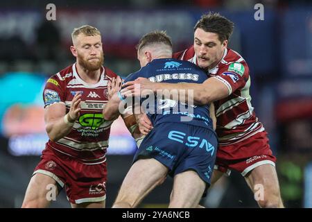 Manchester, Royaume-Uni. 12 octobre 2024. Joe Burgess de Hull KR est affronté par Liam Byrne de Wigan Warriors lors de la Grande finale de Betfred Super League Warriors vs Hull KR à Old Trafford, Manchester, Royaume-Uni, le 12 octobre 2024 (photo par Mark Cosgrove/News images) à Manchester, Royaume-Uni le 10/12/2024. (Photo de Mark Cosgrove/News images/SIPA USA) crédit : SIPA USA/Alamy Live News Banque D'Images