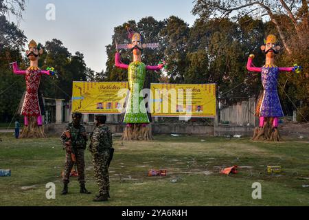 Srinagar, Inde. 12 octobre 2024. Les troupes paramilitaires veillent avant de brûler les effigies du roi démon Ravana, de son fils Meghnath et de son frère Kumbhkaran lors du festival Dussehra à Srinagar. Dussehra commémore le triomphe du Seigneur Rama sur le roi démon Ravana, marquant la victoire du bien sur le mal. (Crédit image : © Saqib Majeed/SOPA images via ZUMA Press Wire) USAGE ÉDITORIAL SEULEMENT! Non destiné à UN USAGE commercial ! Banque D'Images