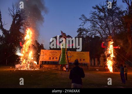 Srinagar, Inde. 12 octobre 2024. Les effigies du roi démon Ravana, de son fils Meghnath et de son frère Kumbhkaran brûlent lors du festival de Dussehra à Srinagar. Dussehra commémore le triomphe du Seigneur Rama sur le roi démon Ravana, marquant la victoire du bien sur le mal. (Photo de Saqib Majeed/SOPA images/Sipa USA) crédit : Sipa USA/Alamy Live News Banque D'Images