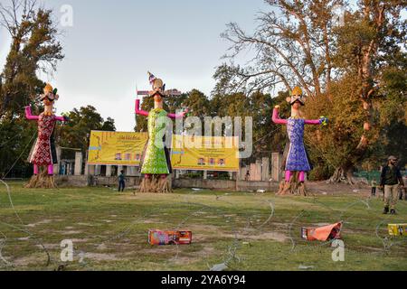 Srinagar, Inde. 12 octobre 2024. Un policier se promène près des effigies du roi démon Ravana, de son fils Meghnath et de son frère Kumbhkaran pendant le festival de Dussehra à Srinagar. Dussehra commémore le triomphe du Seigneur Rama sur le roi démon Ravana, marquant la victoire du bien sur le mal. (Photo de Saqib Majeed/SOPA images/Sipa USA) crédit : Sipa USA/Alamy Live News Banque D'Images