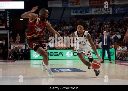 Virtus Bolognaâs Matt Morgan en action contre Umana Reyerâs Mfiondo Kabangele lors du match du championnat italien de paniers LBA entre Umana Reyer Venezia et Virtus Segafredo Bologna à Taliercio le 12 octobre 2024, Mestre, Italie. Pendant Umana Reyer Venezia vs Virtus Segafredo Bologna, match de basket-ball italien Serie A à Venise, Italie, le 12 octobre 2024 Banque D'Images