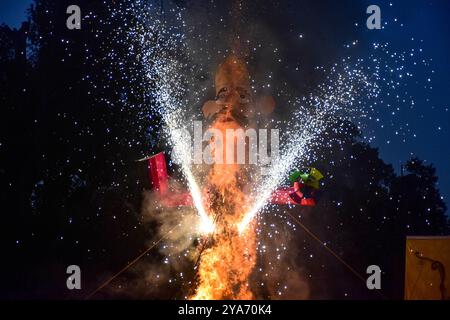 Srinagar, Inde. 12 octobre 2024. Une effigie du roi démon Ravana monte en flammes pendant le festival de Dussehra à Srinagar. Dussehra commémore le triomphe du Seigneur Rama sur le roi démon Ravana, marquant la victoire du bien sur le mal. (Photo de Saqib Majeed/SOPA images/Sipa USA) crédit : Sipa USA/Alamy Live News Banque D'Images