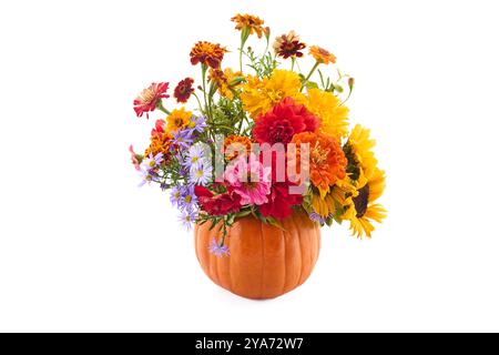 Arrangement floral citrouille. Un arrangement floral coloré dans un vase de citrouille Banque D'Images