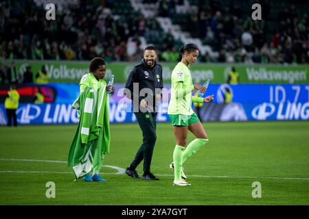 Sveindis Jane Jonsdottir (VfL Wolfsburg, #23) und Team jubeln ueber den SIEG, GER, VfL Wolfsburg vs FC Bayern Muenchen, Fussball Google Pixel Frauen Bundesliga, 6. Spieltag, saison 2024/2025, 12.10.2024 la réglementation DFB interdit toute utilisation de photographies comme séquences d'images et/ou quasi-vidéo Foto : Eibner-Pressefoto/Michael Memmler Banque D'Images