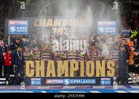 Les Wigan Warriors remportent le trophée Super League Grand final Banque D'Images