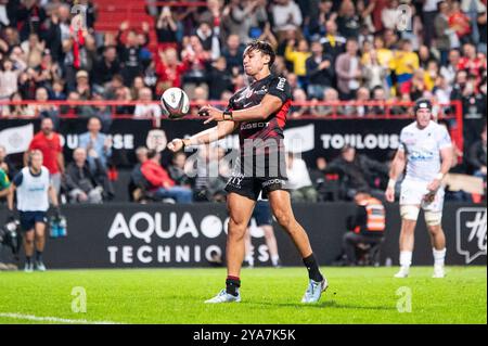 Toulouse, France. 12 octobre 2024. Ange Capuozzo de Toulouse marquant lors du match du championnat de France Top 14 de rugby à xv opposant le stade Toulousain et l'ASM Clermont Auvergne le 12 octobre 2024 au stade Ernest Wallon de Toulouse, France - photo Nathan Barange/DPPI crédit : DPPI Media/Alamy Live News Banque D'Images