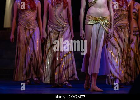 Gros plan de femmes en vêtements égyptiens, costume de théâtre. Opéra aida de Giuseppe Verdi Banque D'Images